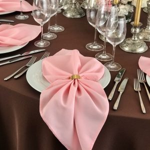Rožinės spalvos stalo servetėlė 50x50cm. Nuomos kaina 0,5 €.