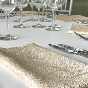 Blizgi Šampano spalvos stalo servetėlė 0,50x0,50 cm. Nuomos kaina 0,5 €.
