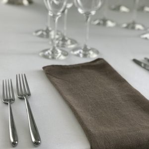 Lininė ruda stalo servetėlė. Nuomos kaina 0,7 €.