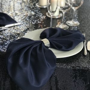 Tamsiai mėlynos spalvos stalo servetėlė 50x50cm. Nuomos kaina 0,5 €.
