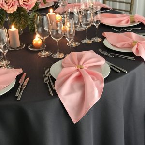 Rožinės spalvos stalo servetėlė 50x50cm. Nuomos kaina 0,5 €.