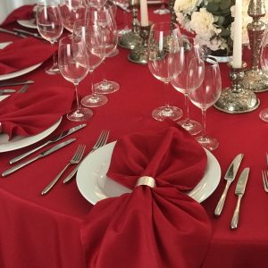 Raudonos spalvos stalo servetėlė 50x50cm. Nuomos kaina 0,5 €.