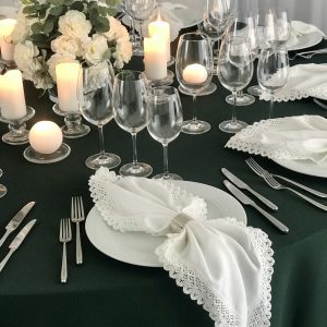 Baltos spalvos su neriniais stalo servetėlė (Medvilnė) 50x50cm. Nuomos kaina 0,8 €.