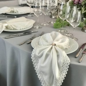 Baltos spalvos su neriniais stalo servetėlė (Medvilnė) 50x50cm. Nuomos kaina 0,8 €.